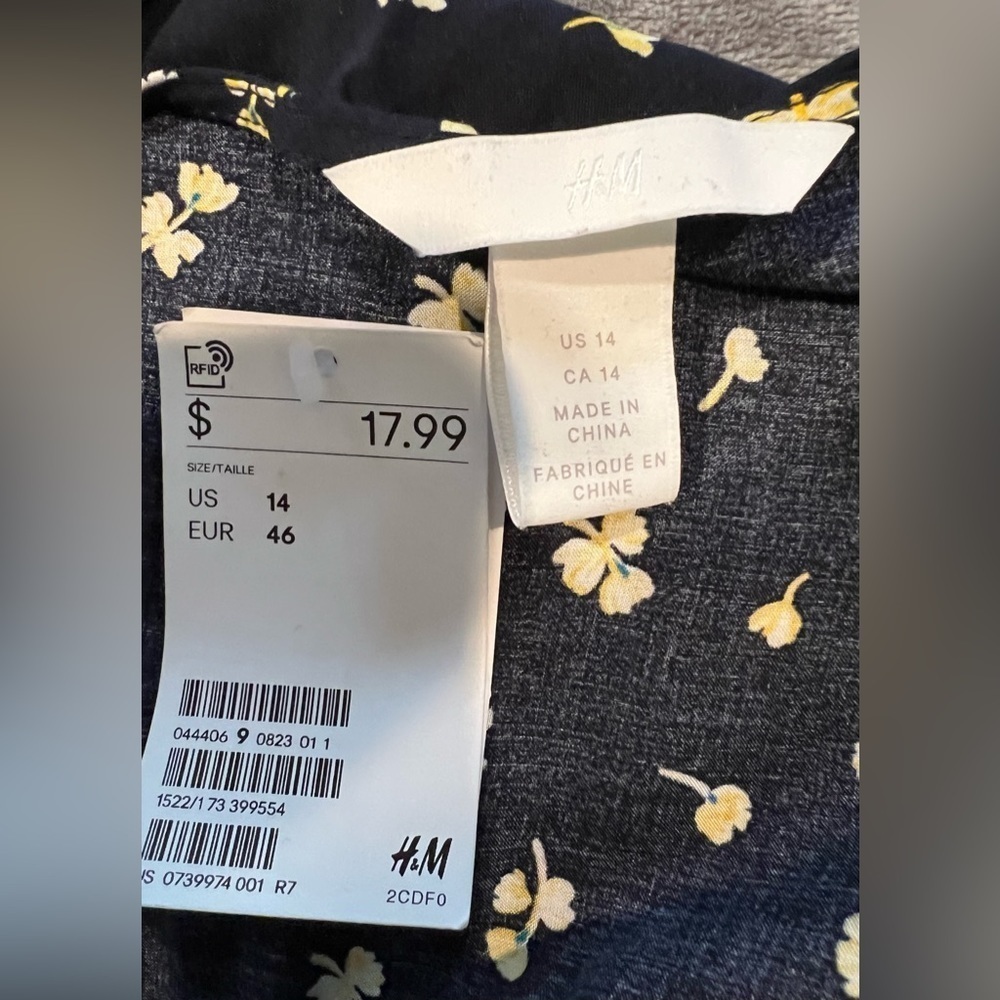 NWT H&M Wrapover Blouse Dark blue/floral size 14 - Picture 4 of 5